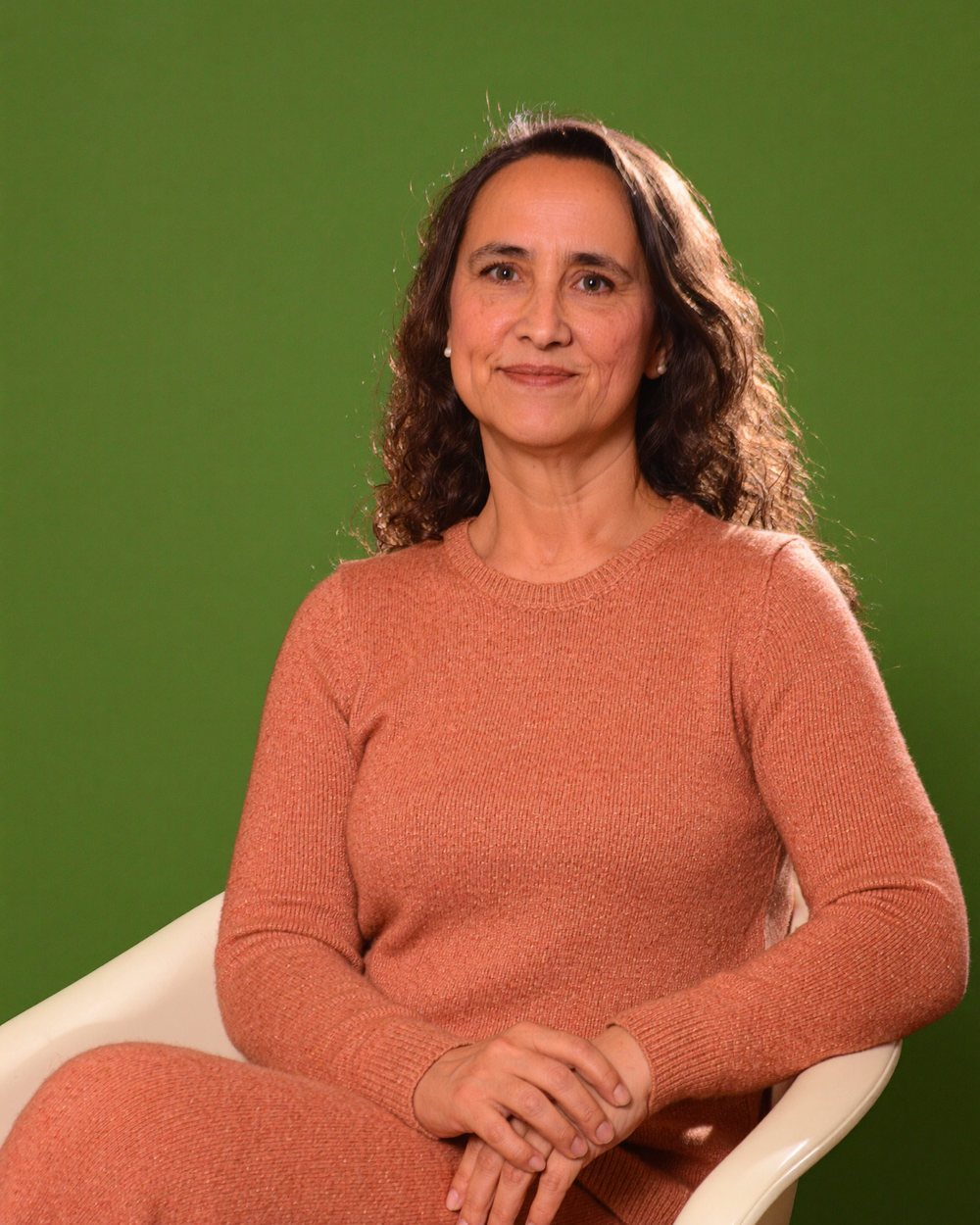 Gabriela Beale, coach profesional de vida, sentada